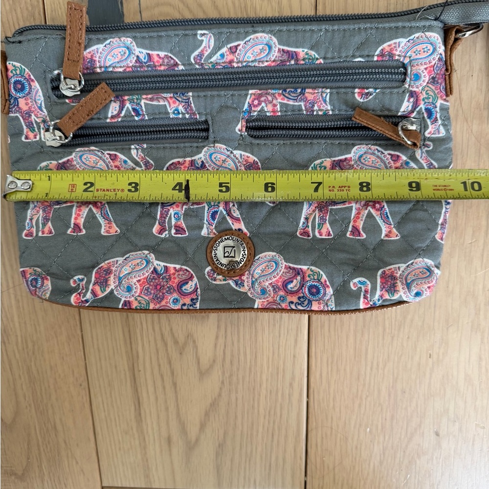 *NWOT* Stone Mountain Elephant Print Crossbody Bag - Picture 6 of 7